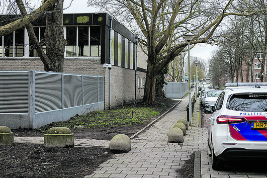 Explosão danificou uma parede da escola em Amesterdão