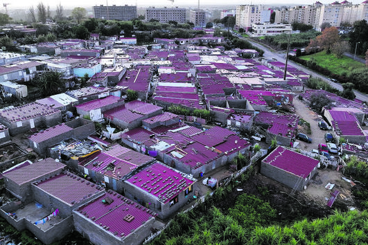 Bala perdida atinge cara de menina num bairro ilegal