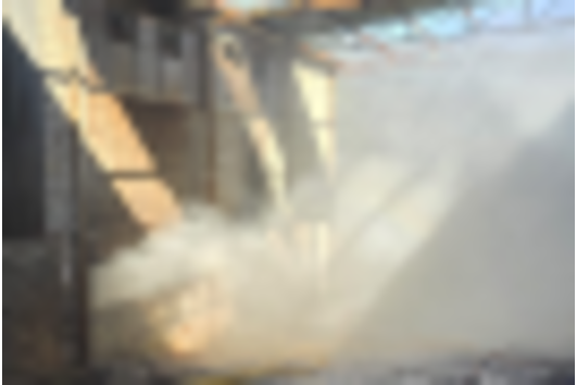 Incêndio atinge pavilhão industrial na Póvoa de Lanhoso. Bombeiros combatem as chamas