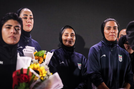 Seleção de futebol feminina é recebida em festa no regresso a Teerão