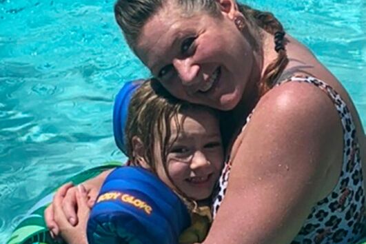 Mãe canadiana e filha de 7 anos com autismo detidas pelo ICE no Texas apesar de terem visto válido