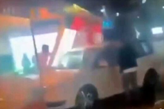 Condutor bêbado invade esplanada de bar com carro depois de ser expulso