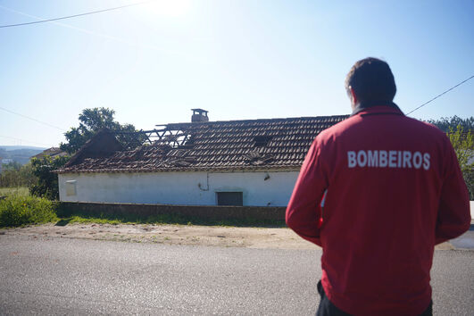 Bombeiro avalia casa danificada após incêndio em Pombal