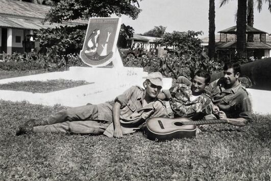 Manuel da Ressurreição Cardoso e mais dois dos seus camaradas em Angola
