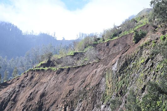 Grande derrocada próxima de casas na ilha da Madeira