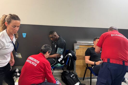 Treinador e jogador do Sporting assistidos devido a cheiro intenso no balneário do Dragão