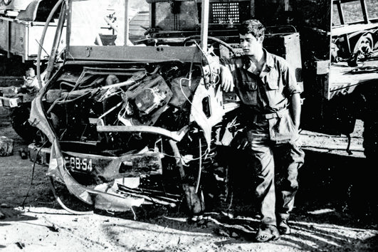 Junto à viatura onde Jacinto Pisco foi ferido devido à explosão de uma mina