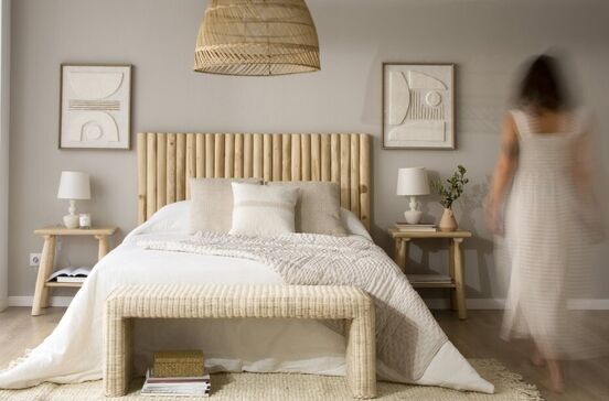 Quarto com cama de madeira e tecidos naturais, para um ambiente confortável e acolhedor