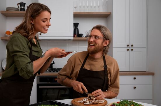 Casal cozinha com descontos do AliExpress em acessórios para chef