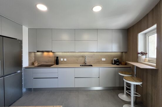 Cozinha moderna e funcional da Mudelar com remodelação e otimização de espaço