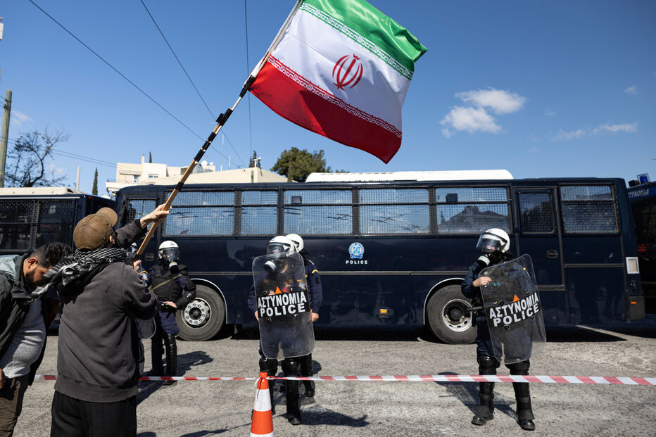 Manifestantes contra a guerra marcham em direção às embaixadas dos EUA e de Israel em Atenas