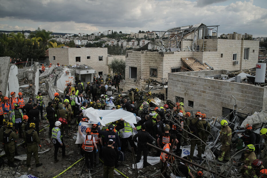 Ataque com míssil em Israel causa mortos e feridos; equipas de resgate no local