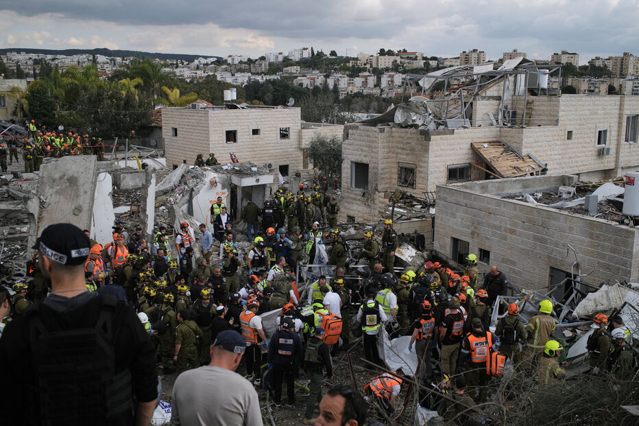Equipes de resgate em Israel após ataque com mísseis