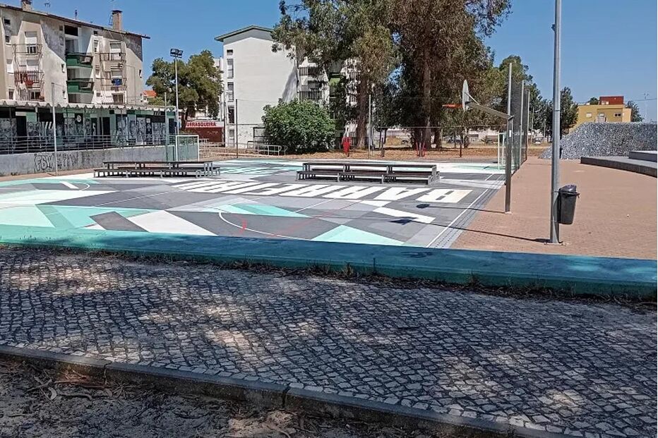 Campo de jogos renovado com padrões geométricos e equipamentos desportivos