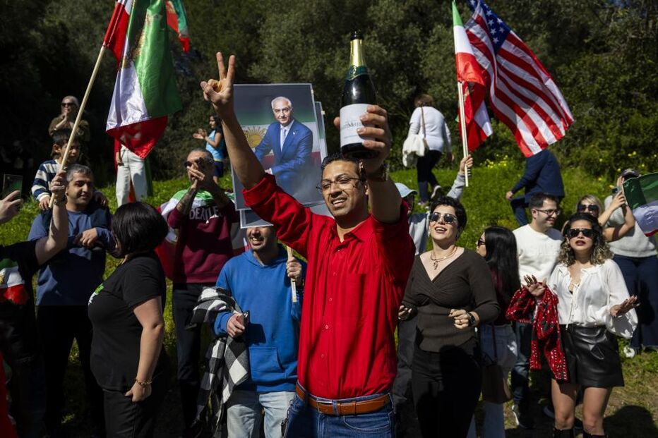 Iranianos celebram morte de 'ayatollah' junto a embaixada em Lisboa