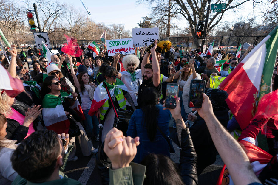 Pessoas comemoram a morte do líder supremo do Irão, Ali Khamenei, durante manifestação em frente à Casa Branca.