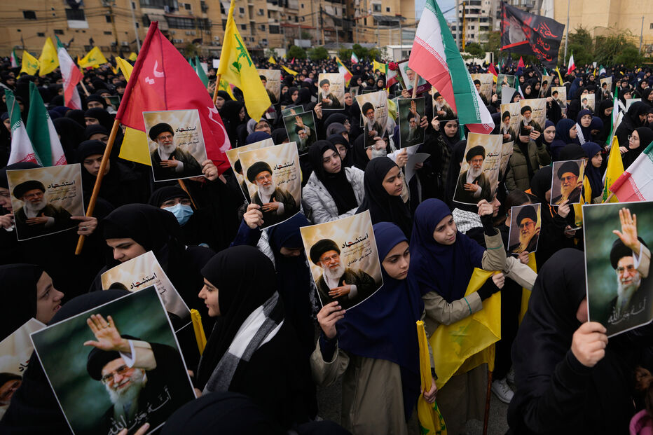 Pessoas reúnem-se para lamentar a morte do líder supremo iraniano, Ali Khamenei, no Líbano.