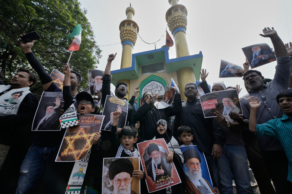 Muçulmanos seguram fotografias do líder supremo do Irão, Ali Khamenei, durante um protesto contra os EUA e Israel em Hyderabad, Índia.