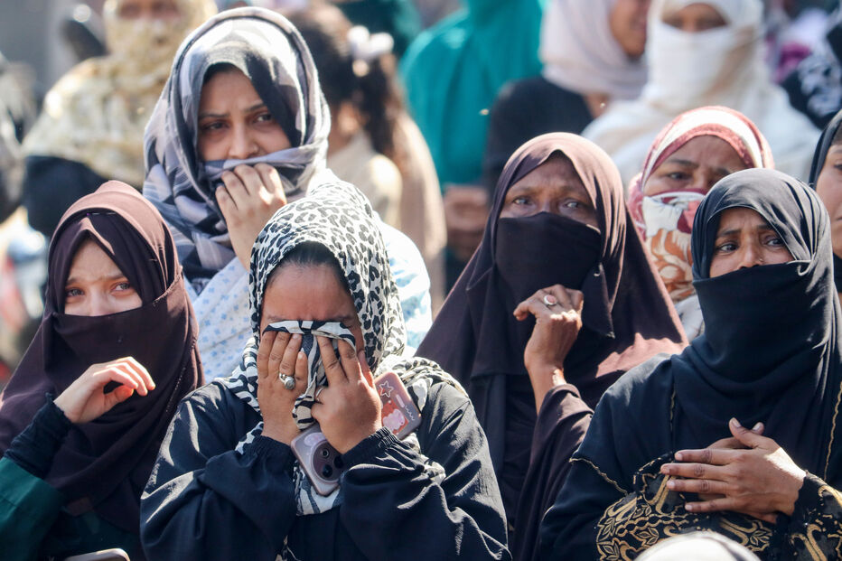 Mulheres da comunidade muçulmana protestam contra o assassinato do líder supremo iraniano, Ali Khamenei, em Lucknow, Índia.