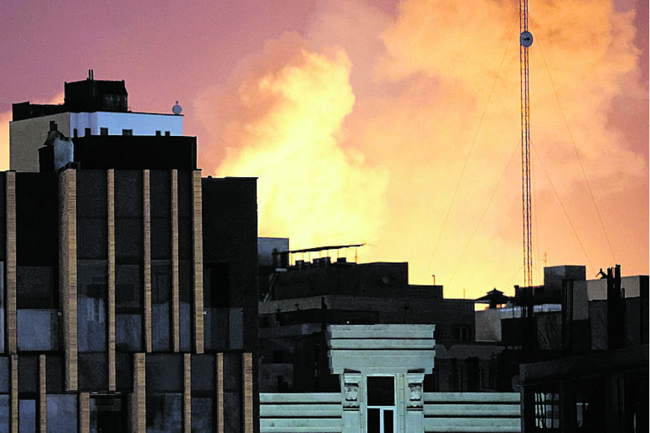 Destruição.  Explosões no centro de Teerão no segundo dia da ‘Operação Fúria Épica’, que já fez mais de 200 mortos