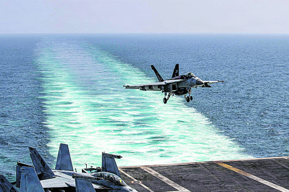 Ofensiva. Caça F/A-18E norte-americano aterra no porta-aviões ‘USS Abraham Lincoln’ após mais um ataque contra alvos no Irão