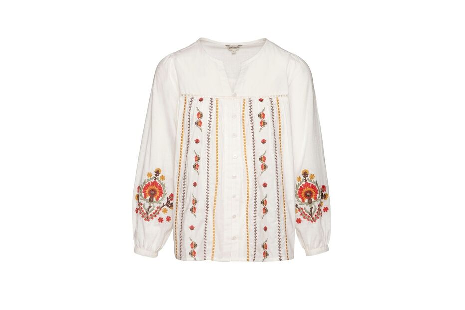 Camisa branca bordada com flores, ideal para um visual leve e primaveril