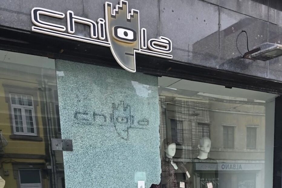 Vitrine da loja Chiola vandalizada com promoções de 05/01 a 03/03