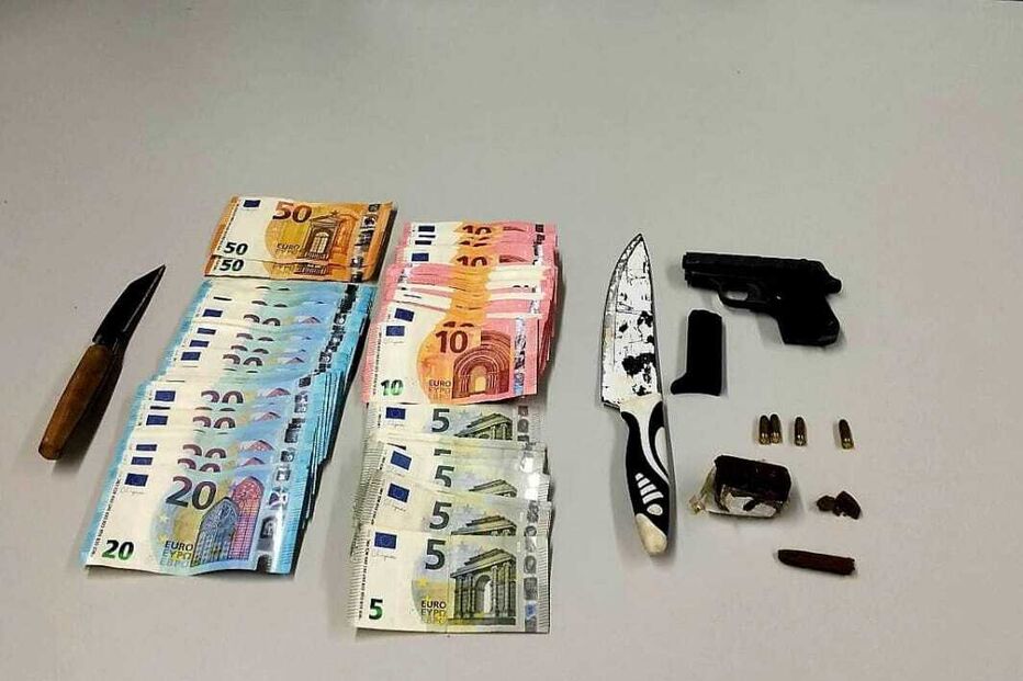 PSP apreendeu uma arma de fogo, um carregador com quatro munições, dinheiro, haxixe, bem como duas facas.