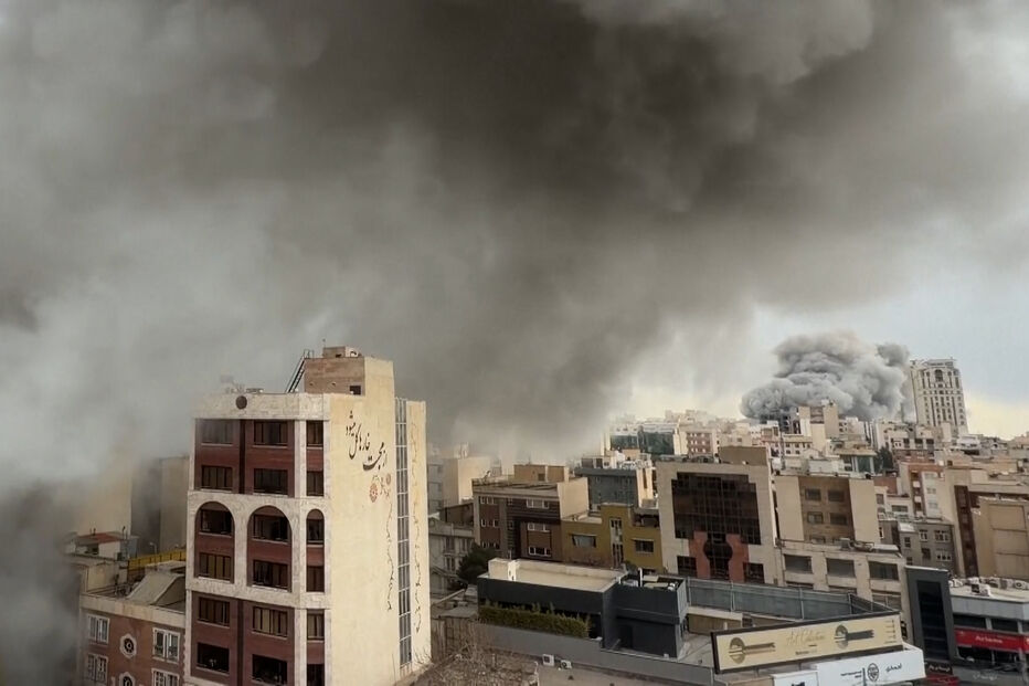 Ataques em Teerão provocam explosões e fumo denso