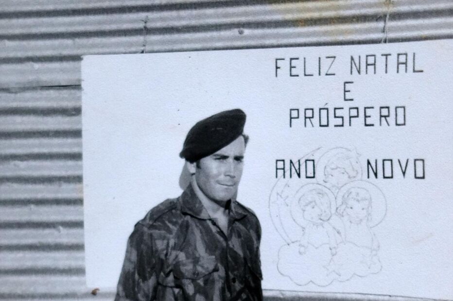 Militar junto a cartaz de Boas Festas recorda emboscada com sete mortos