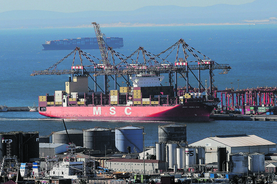 Navios na Cidade do Cabo, África do Sul. Fecho do estreito de Ormuz obrigou a alterar rotas