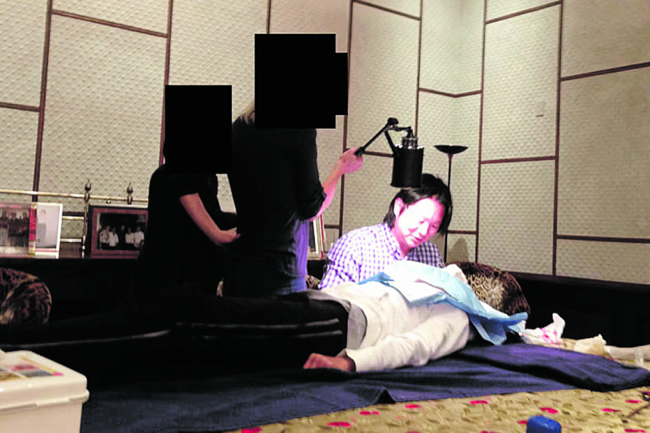 O cirurgião plástico de Nova Iorque Jess Ting realizou uma cirurgia a uma jovem na mesa de jantar de Jeffrey Epstein