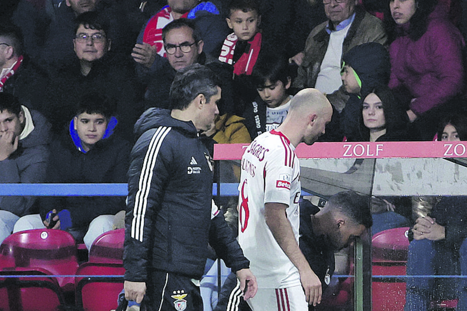 Aursnes saiu com queixas na coxa esquerda em Barcelos