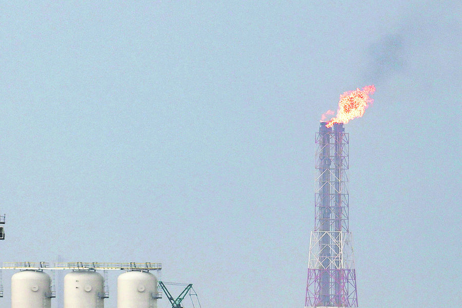 Fecho do estreito de Ormuz e ataques do Irão a refinarias fizeram disparar o preço dos combustíveis