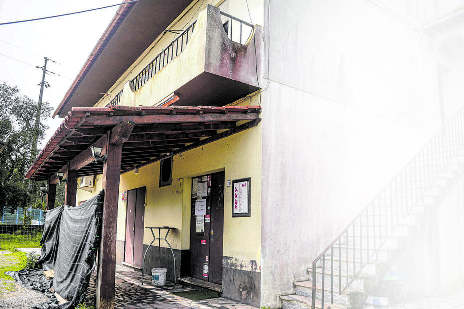 Mulher caiu numa escadaria no interior do bar de alterne 