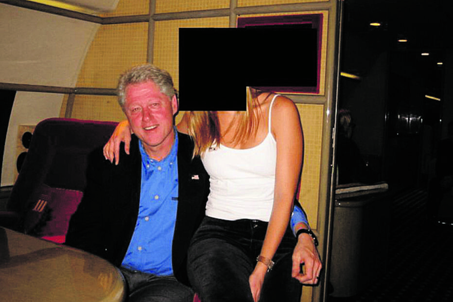 Bill Clinton  com uma mulher não identificada ao colo no avião privado de Jeffrey Epstein, que ficou conhecido como o ‘Lolita Express’, numa foto dos ficheiros Epstein