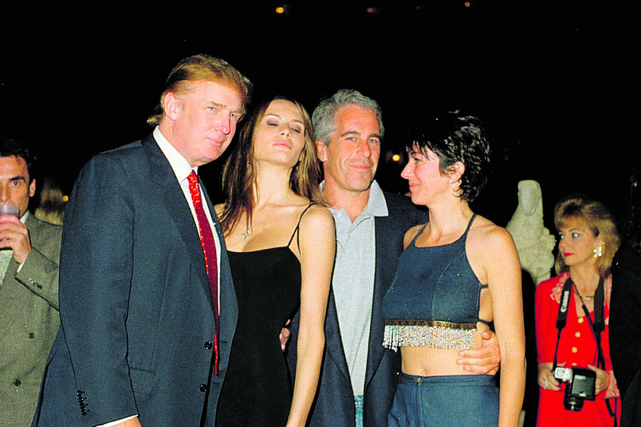 Donald Trump com Melania (ainda não era sua mulher), Jeffrey Epstein  e Ghislaine Maxwell no clube de Mar-a-Lago, em Palm Beach, Miami