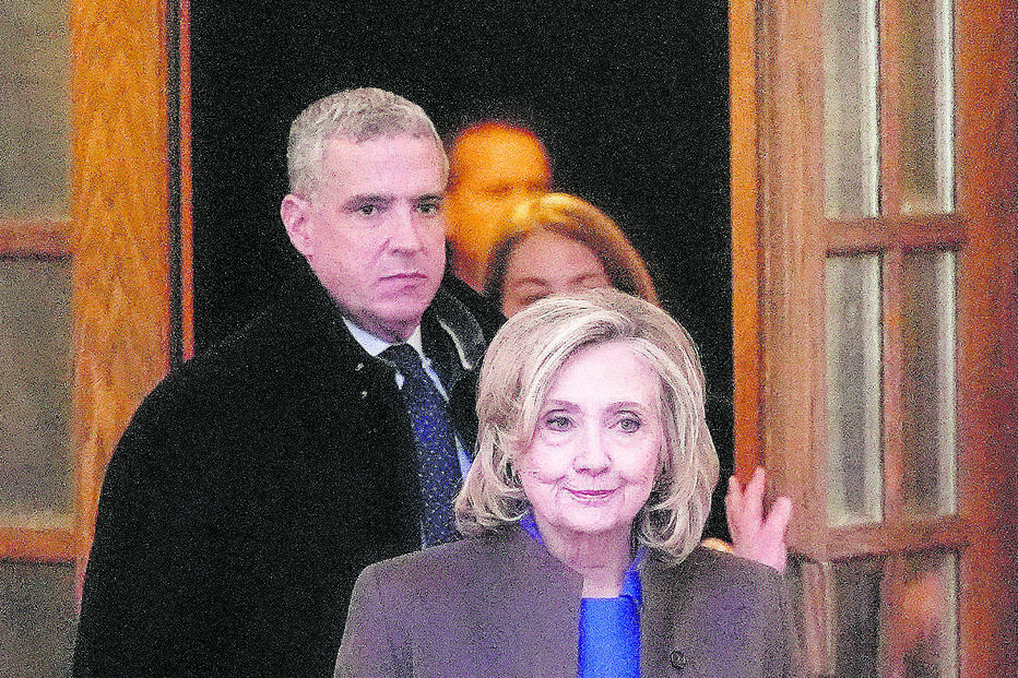 Hillary Clinton à saída da audiência em Chappaqua, Nova Iorque