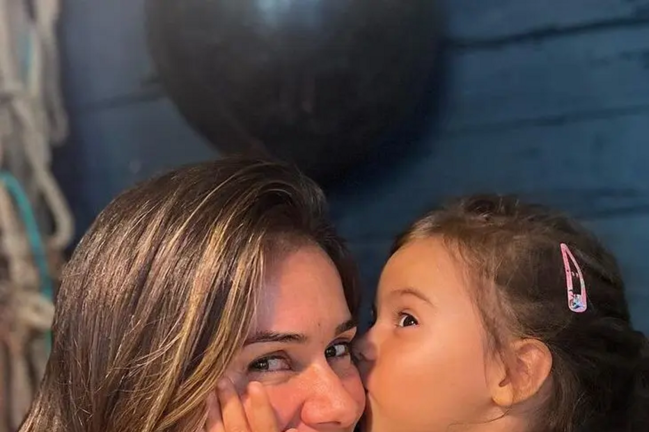 Que ternura! Nem a filhota de Cláudia Vieira resistiu ao peluche do macaco Punch