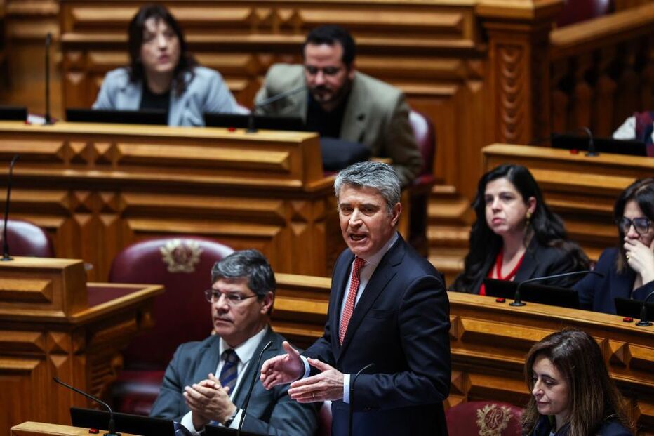 José Luís Carneiro no debate quinzenal no Parlamento