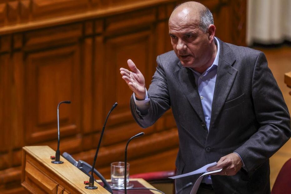 Dirigente do PCP discursa sobre política de combustíveis e relações internacionais