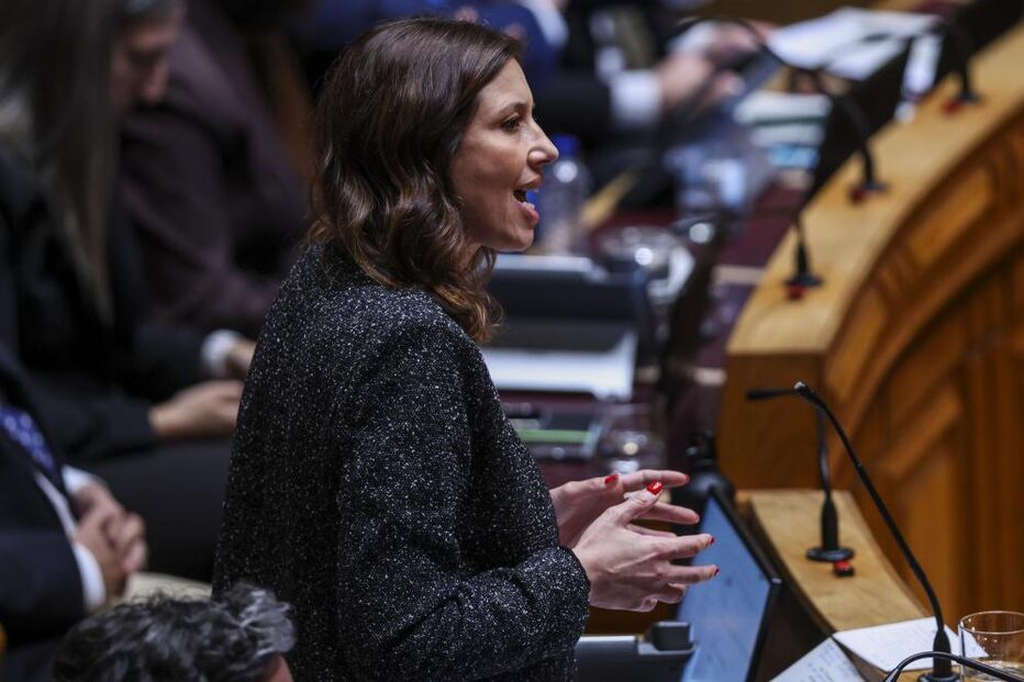 IL critica PS sobre Irão e defende ISP no Parlamento