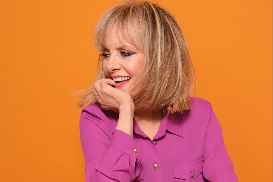 Twiggy, aos 76 anos, mantém-se ativa e radiante