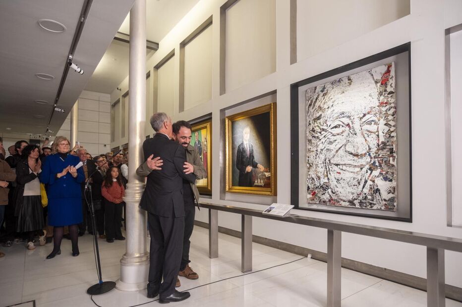 Vhils fez retrato oficial de Marcelo com camadas de jornais dos últimos dez anos