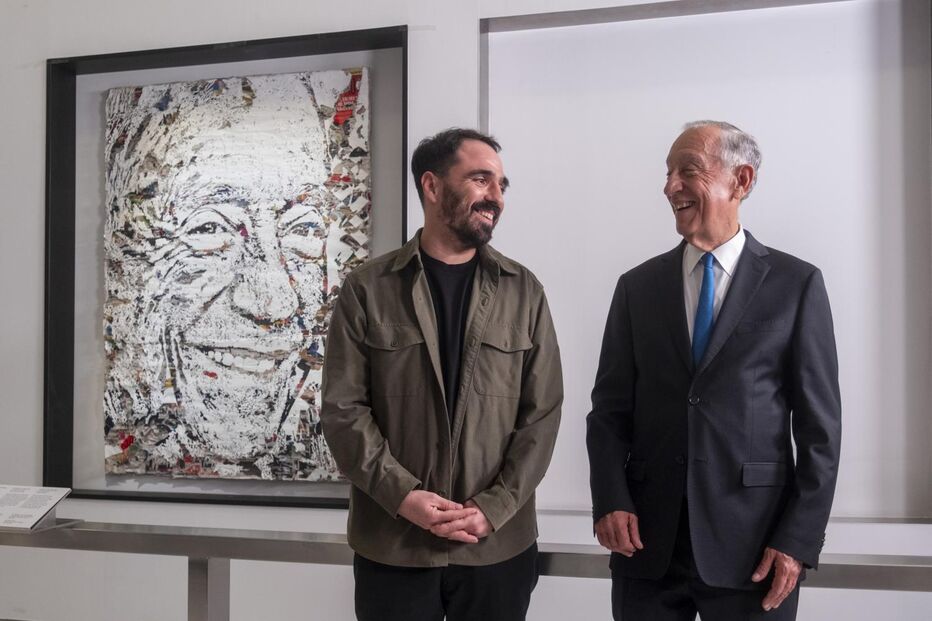 Vhils fez retrato oficial de Marcelo com camadas de jornais dos últimos dez anos
