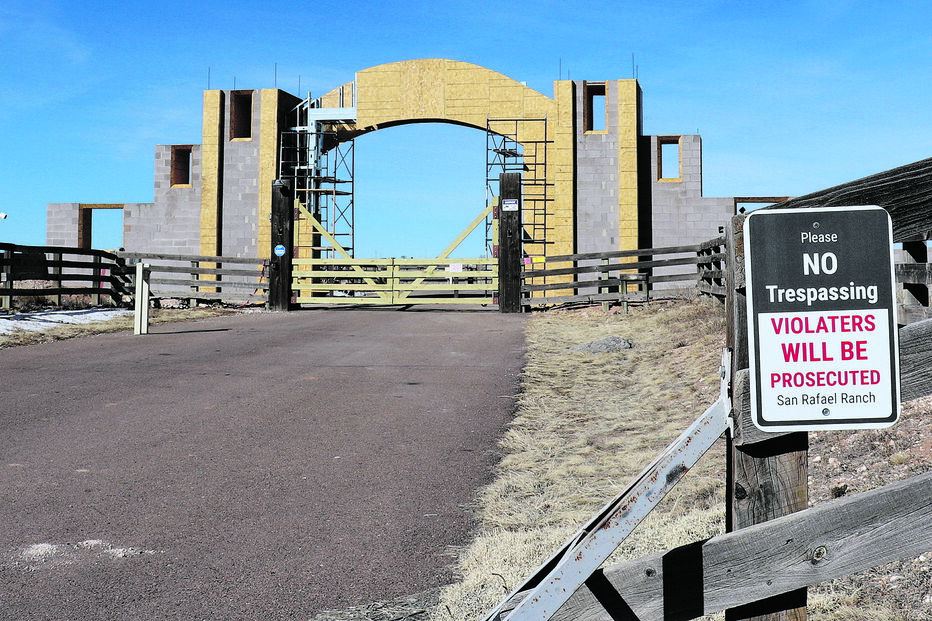 A entrada para o antigo Rancho Zoroo, entretanto vendido