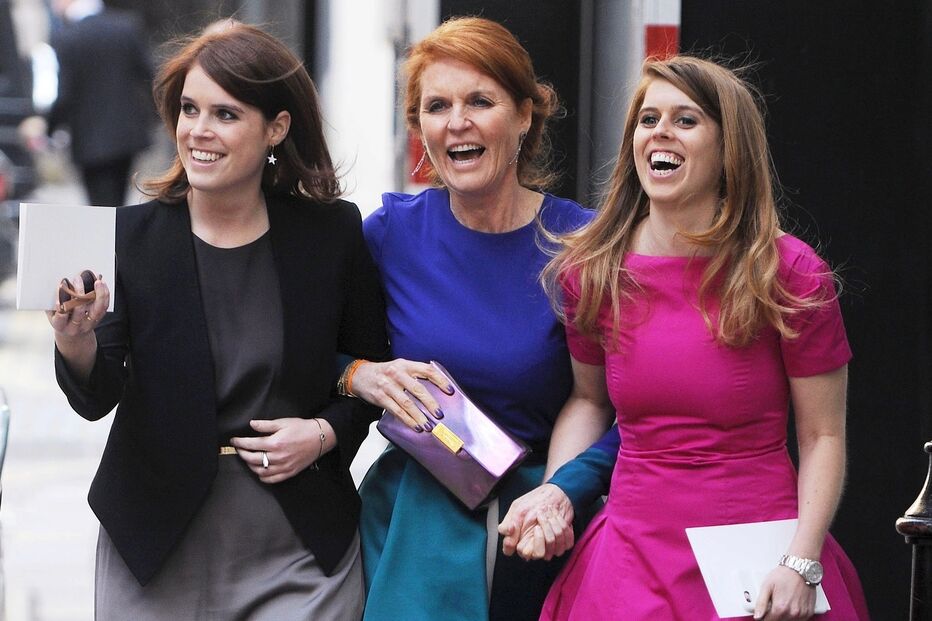Sarah Ferguson com as filhas Eugenie e Beatrice, após comentário sobre a sua maternidade