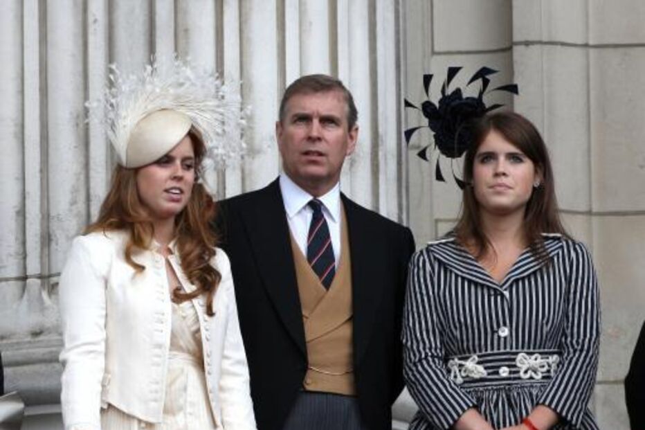 Princesas Beatrice e Eugenie com o Príncipe Andrew no Trooping the Colour, em Londres, 2007