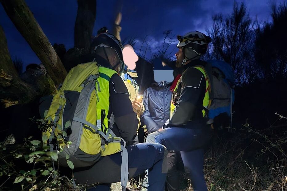 Equipa de resgate atua em ambiente noturno