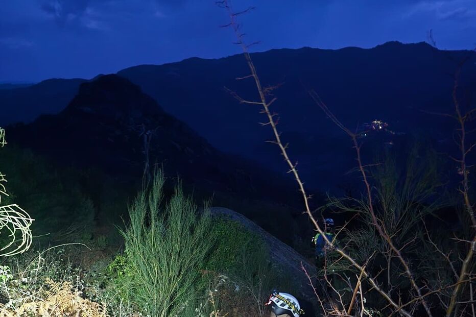 Equipa de resgate trabalha nas montanhas durante a noite